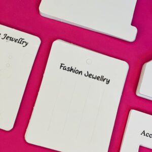 کارتهای بستهبندی جواهرات با برچسبهای "Stainless Steel" و "Fashion Jewellery" در اندازهها و شکلهای مختلف