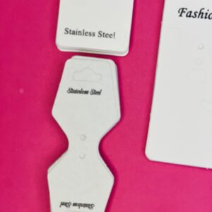 کارتهای بستهبندی جواهرات با برچسبهای "Stainless Steel" و "Fashion Jewellery" در اندازهها و شکلهای مختلف